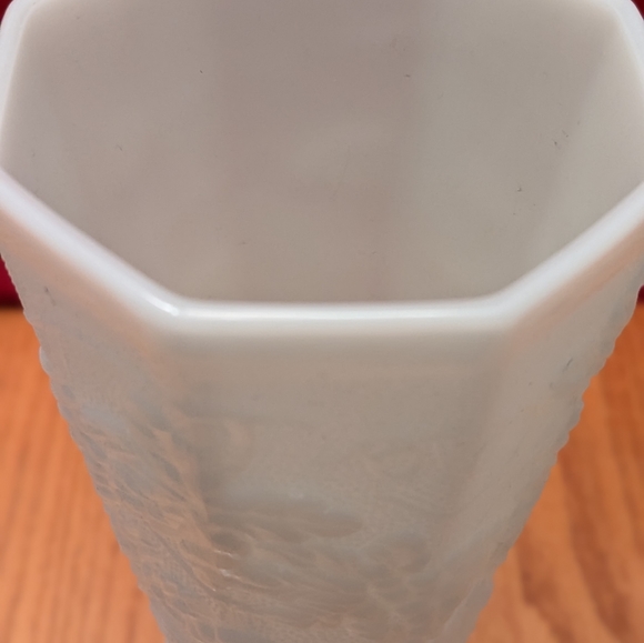 Vintage white milk glass vase - Picture 2 of 5
